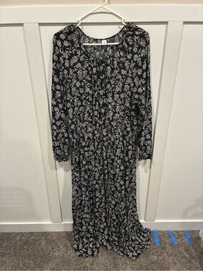 Old Navy Black and White Leaf-Print Maxi Dress